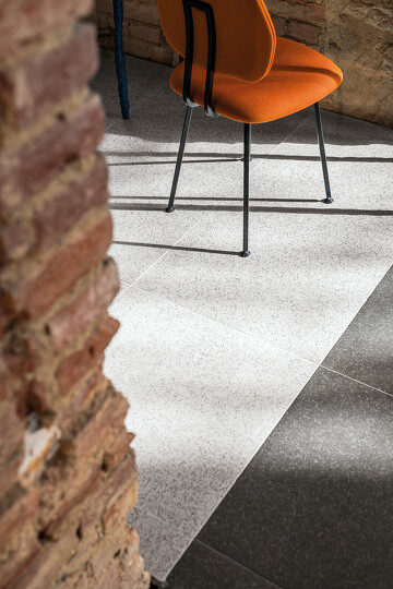 Linka, DAK26824, dlaždice slinutá, 20 x 20 cm, bílošedá